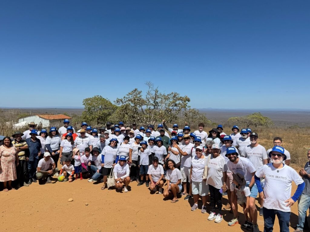 The SOS Sertão team together with members of the Buíque community.
